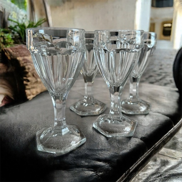 4 Antique Early 1900s 6-Paneled EAPG Small Wine Or Juice Glasses - Picture 5 of 6
